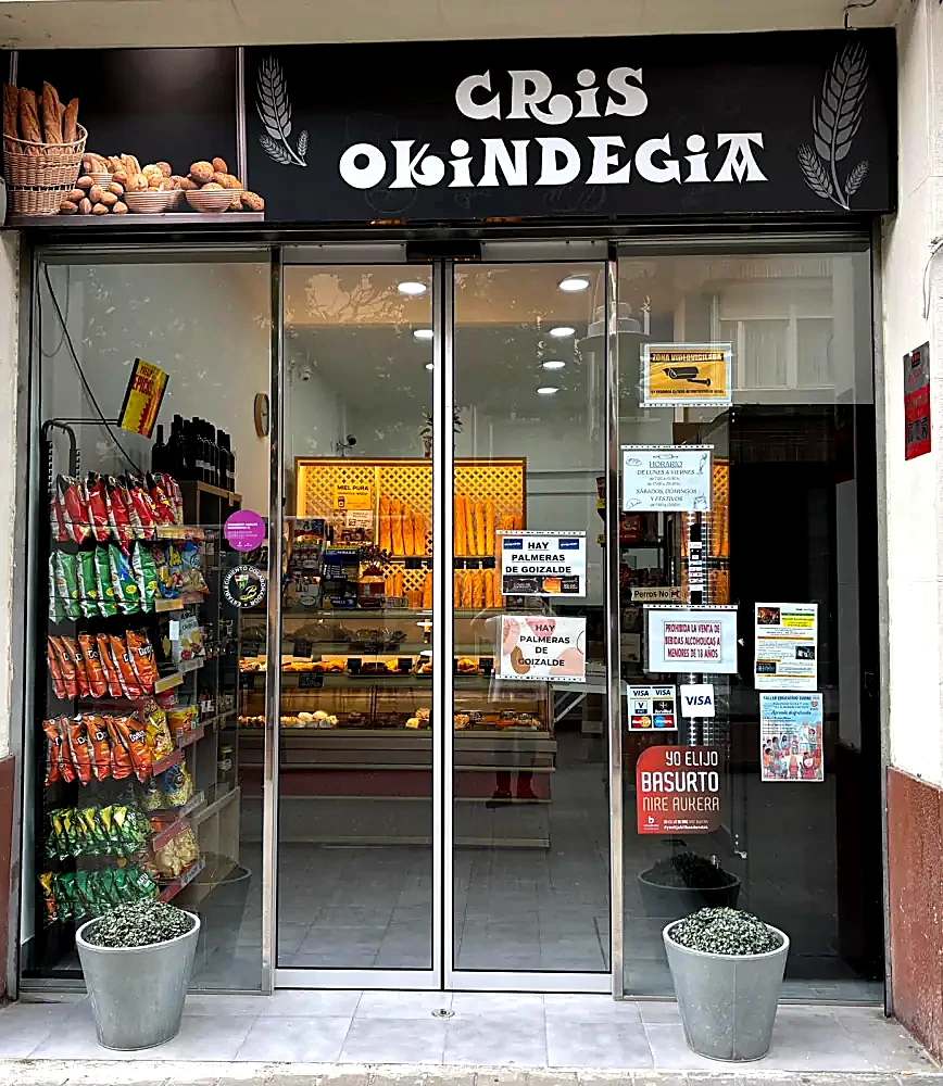 Interior de la panadería CRIS OKINDEGIA